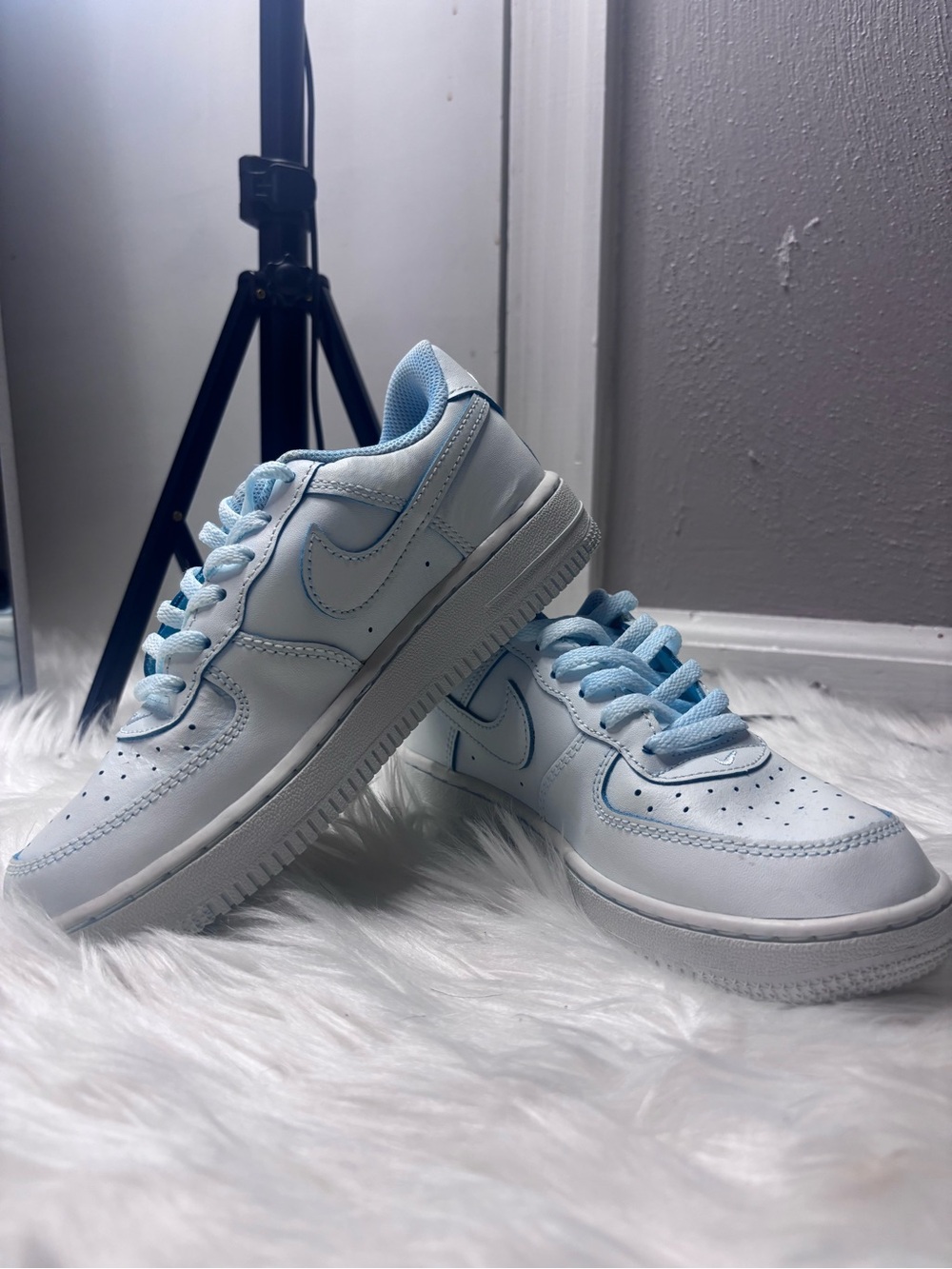 Nike Kids White and Light Blue Low Top Sneakers